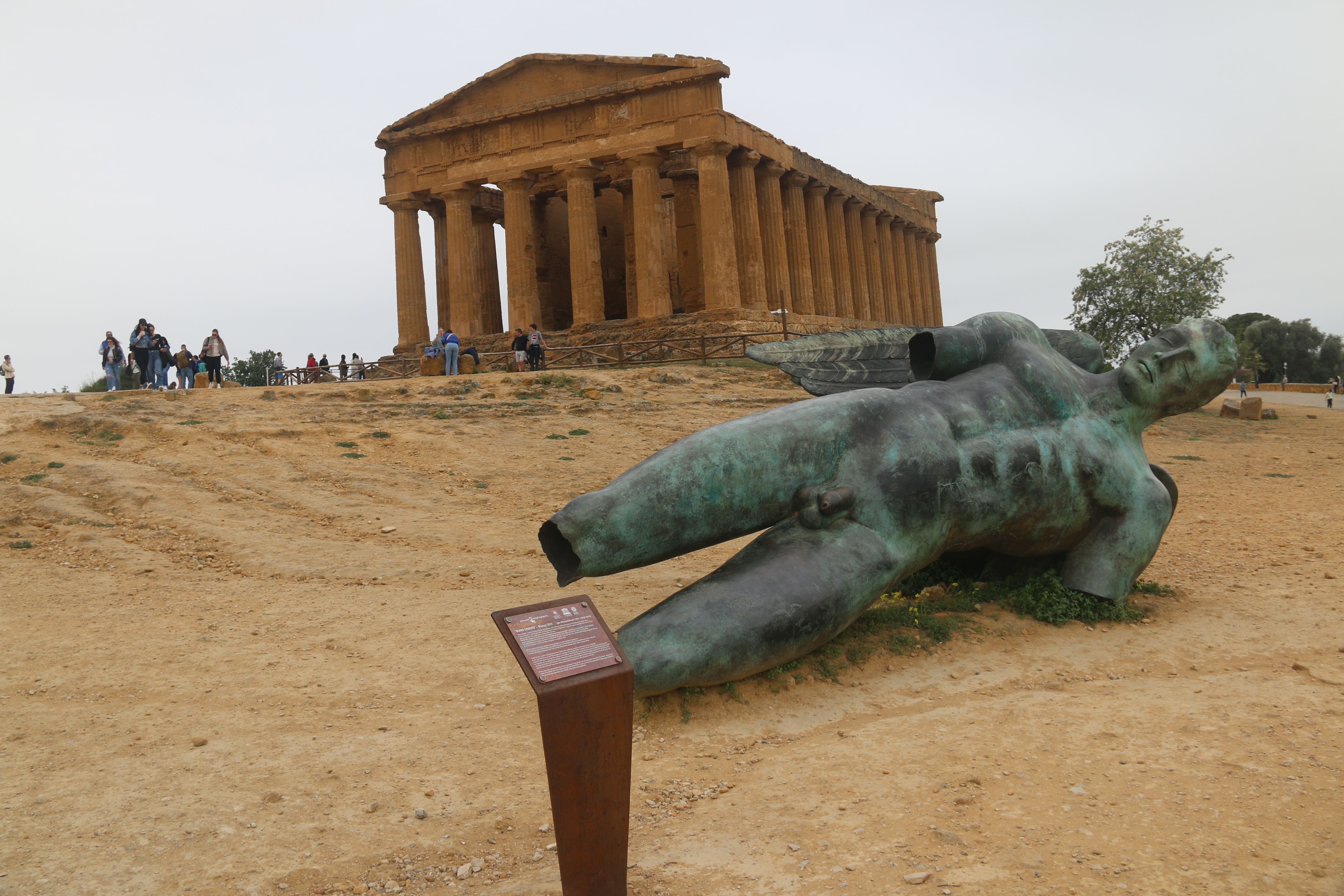 AGRIGENTO, VALLE DE LOS TEMPLOS. Estatua de Ícaro caído.JPG