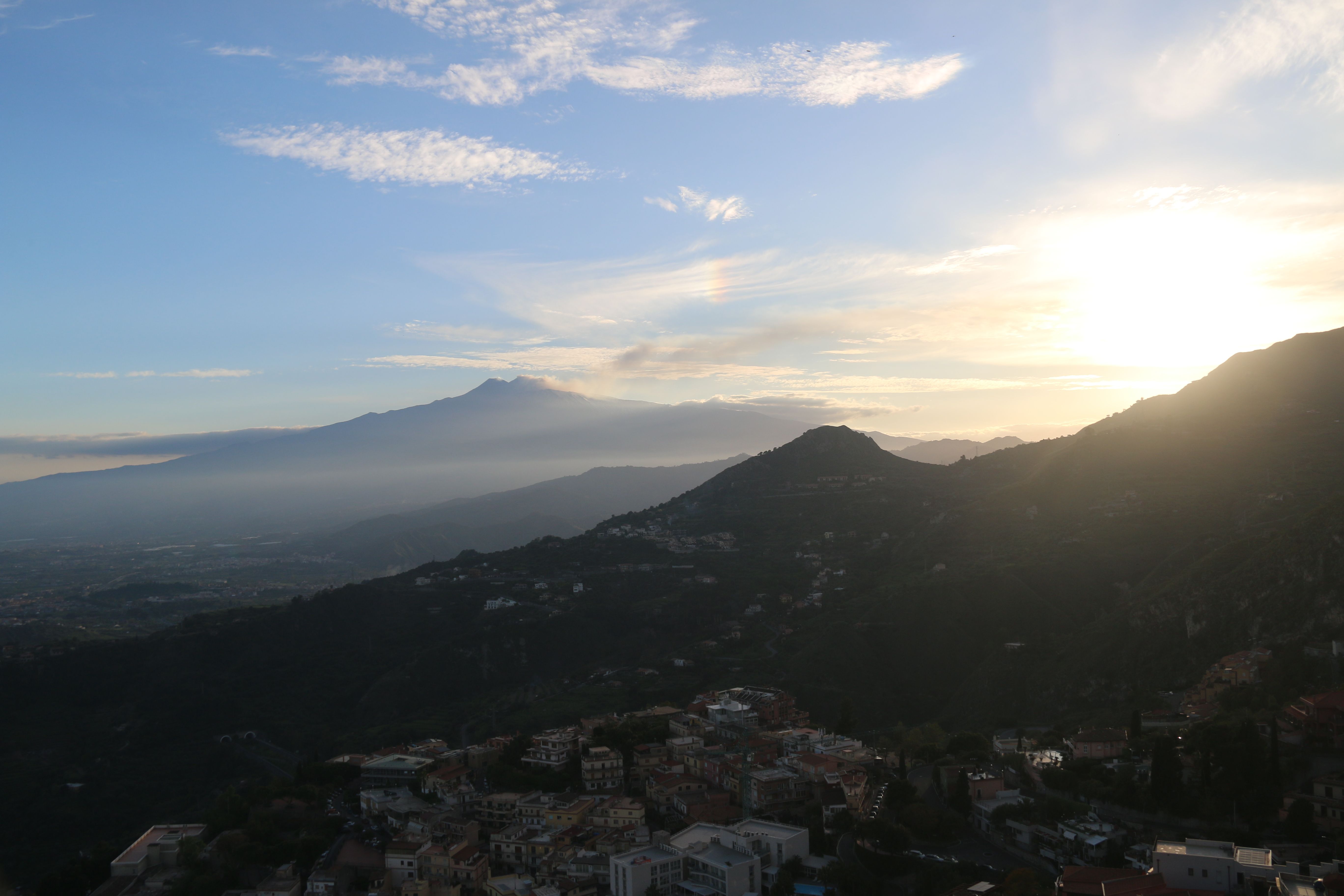TAORMINA, EL ETNA AL FONDO.JPG
