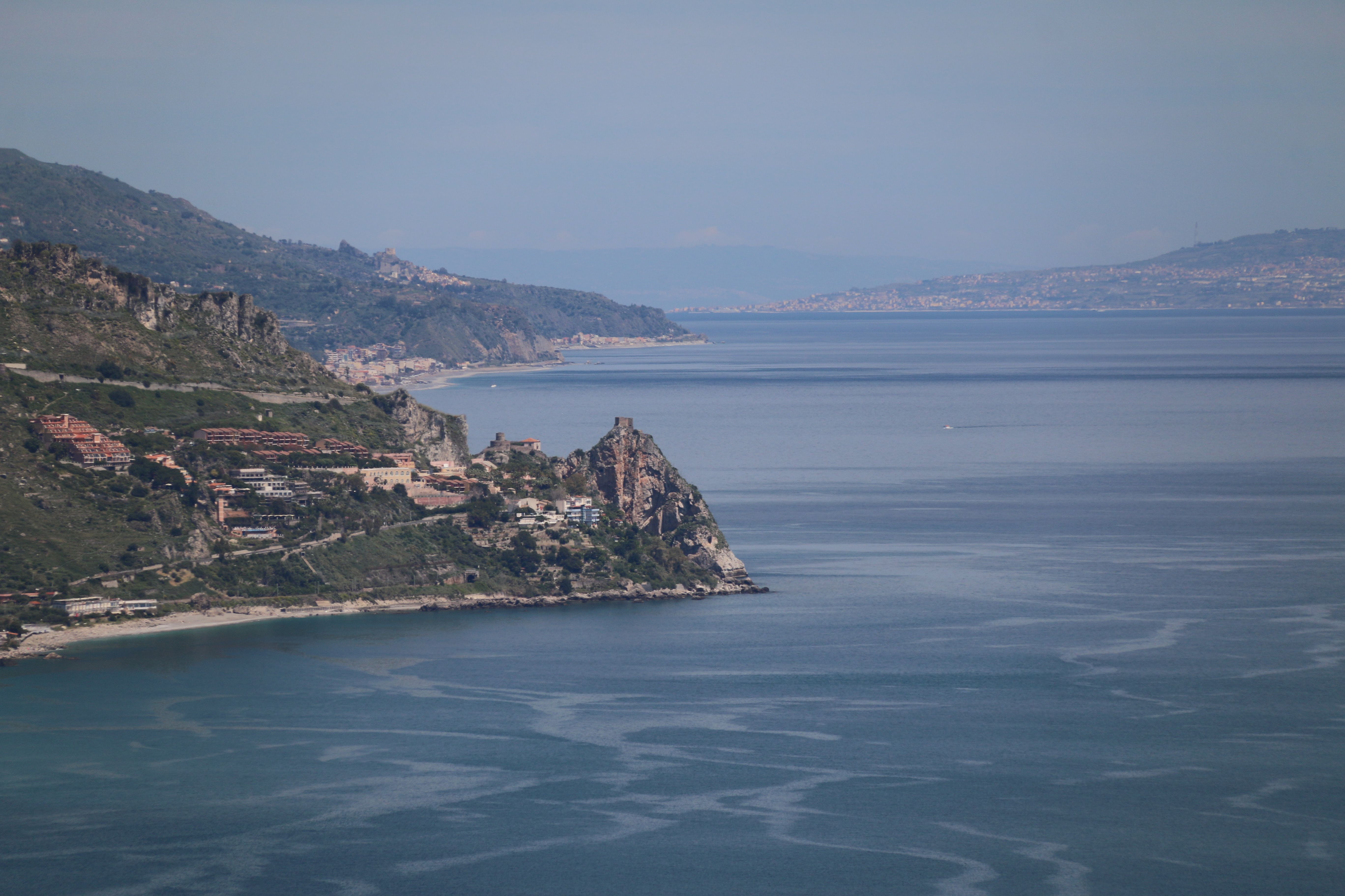 Vista del estrecho de Mesina y la Italia continental.JPG