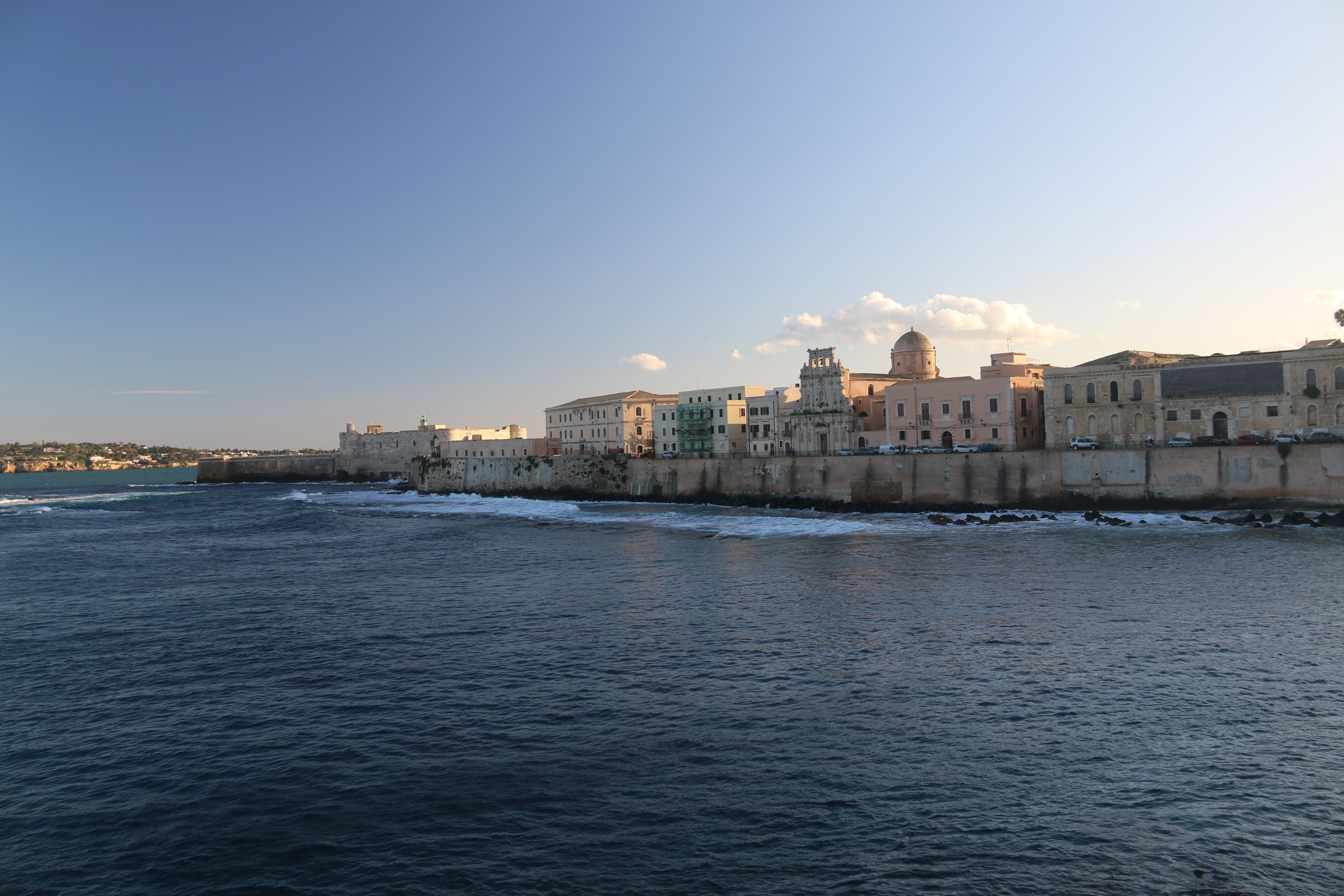 vista de Siracusa junto al mar.JPG